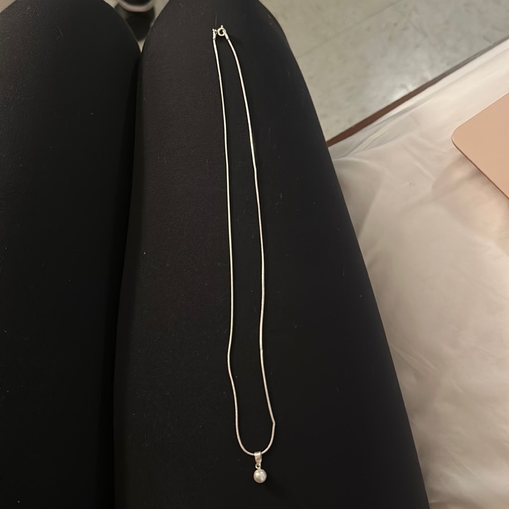 *๐ FREE WITH PURCHASE* Pearl pendant silver chain necklace - Picture 14 of 15
